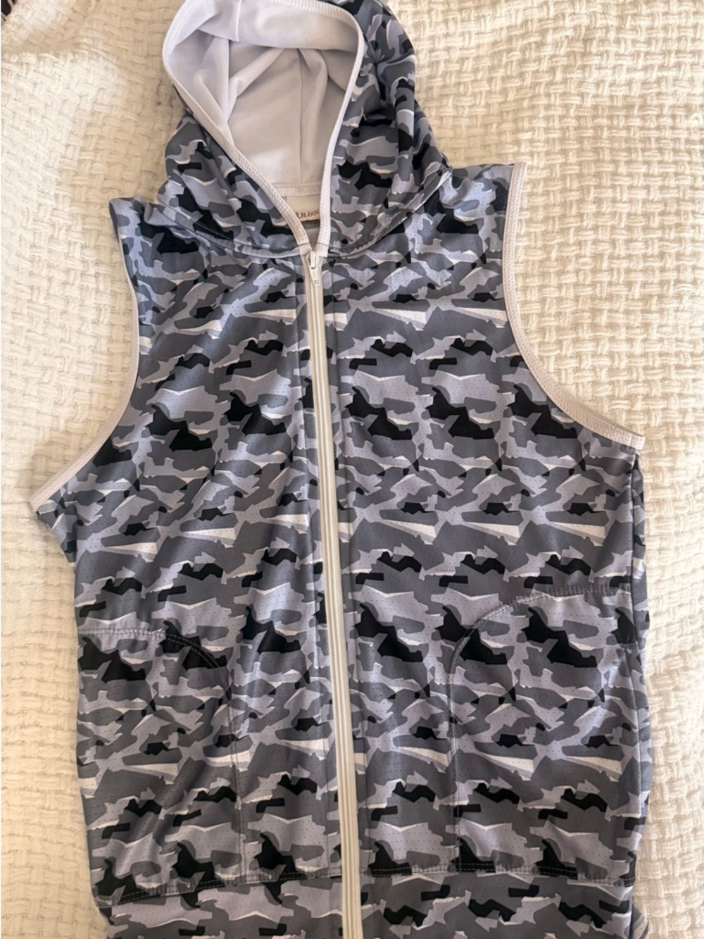 Sleeveless Tulio Zip Hoodie in Gray Camo